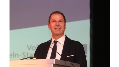 „Machen statt meckern”, Michael Joop, Vorstandsvorsitzender der Volksbank Hameln-Stadthagen, richtet den Blick auf die wirtschaftlichen Chancen. (Foto: bb)