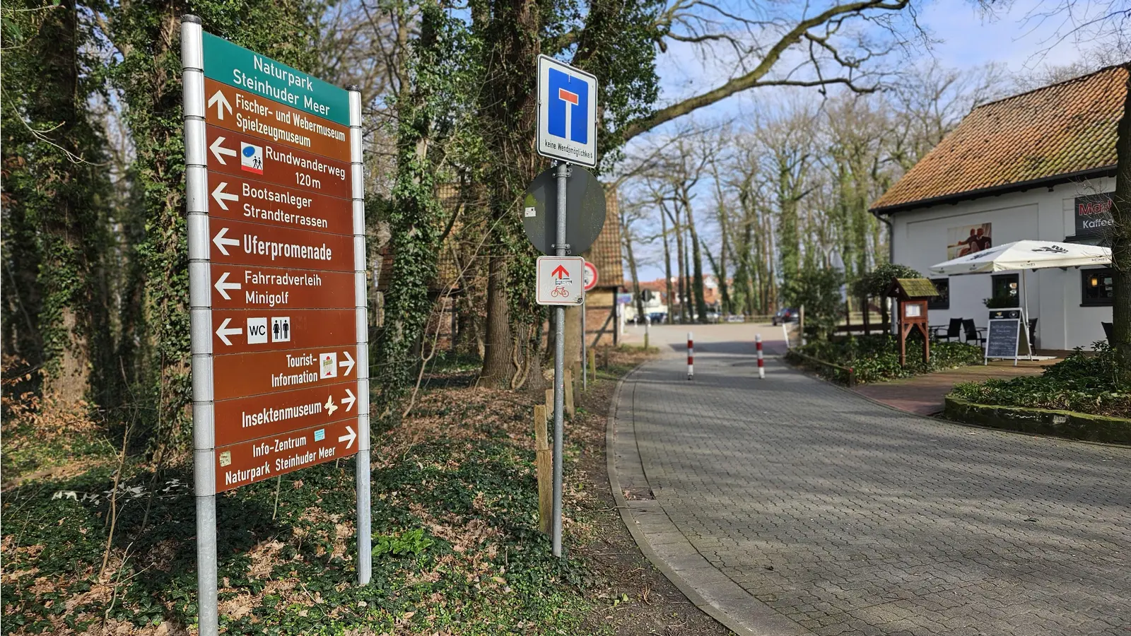 Verbesserungswürdig: Die Beschilderung am Eingang zum Scheunenviertel. (Foto: tau)