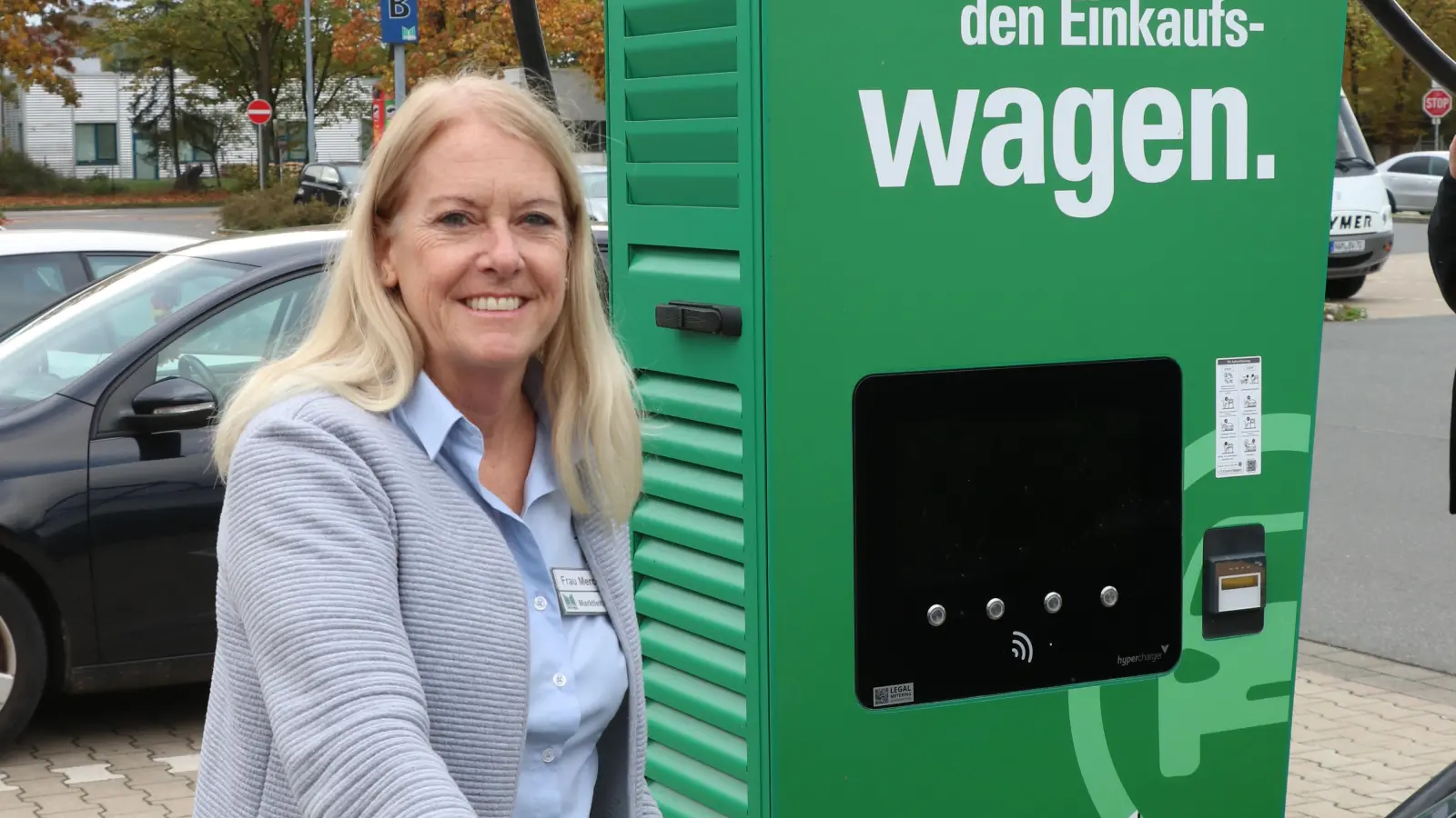 Hat die E-Ladesäule getestet: Marktleiterin Maria Mercé. (Foto: gi)