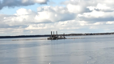 Entnimmt Sand aus der Fahrrinne der Feuerwehr zur späteren Aufspülung an der Badeinsel: Saugboot vor den Strandterrassen. (Foto: wb)