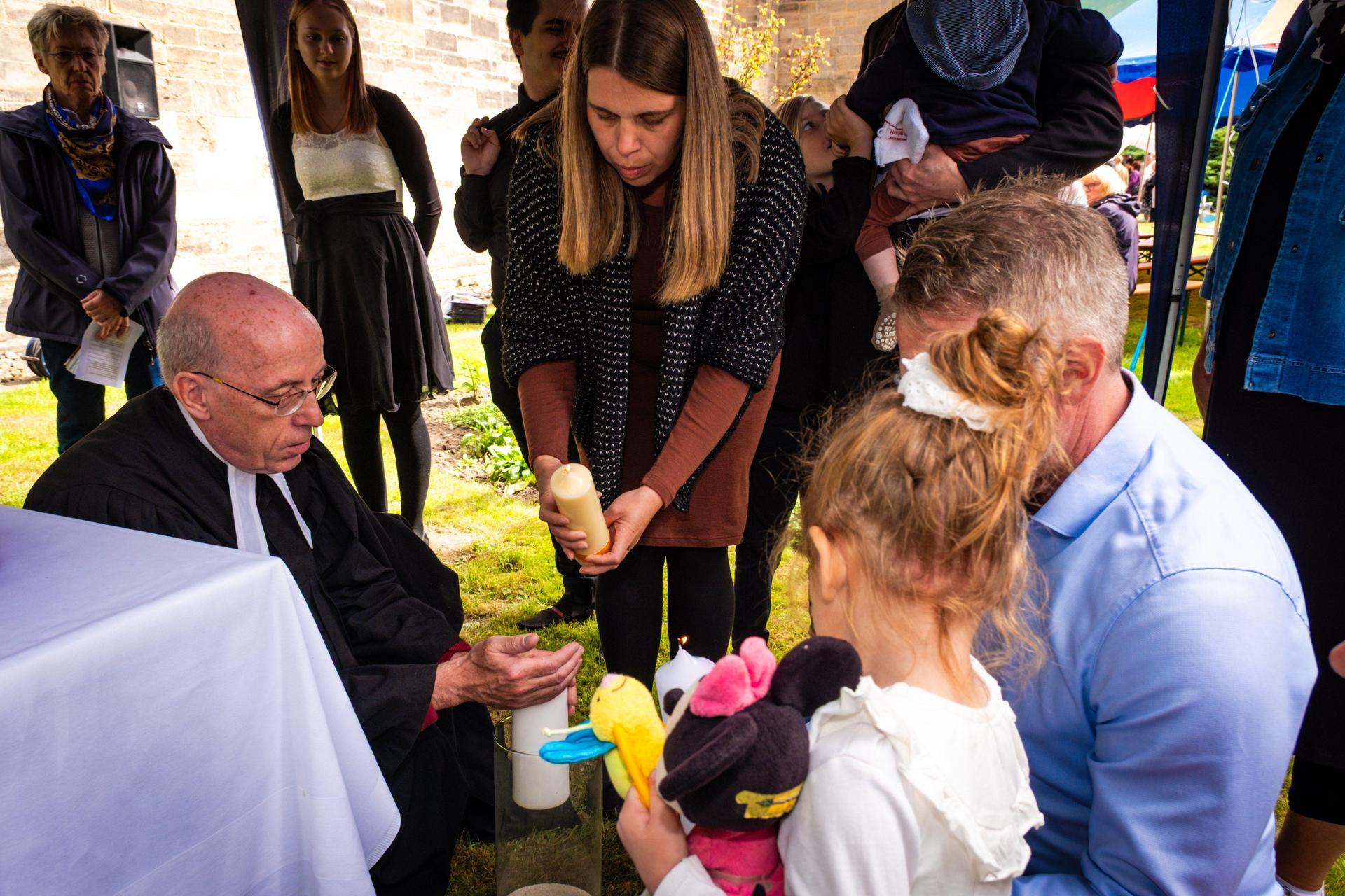Bei der Taufe: Pastor Claus-Carsten Möller. (Foto: privat)