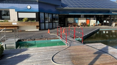 Noch mit Arbeitsbrücke: Die neue Holzbrücke soll pünktlich zum Start der Badesaison fertig sein. (Foto: privat)