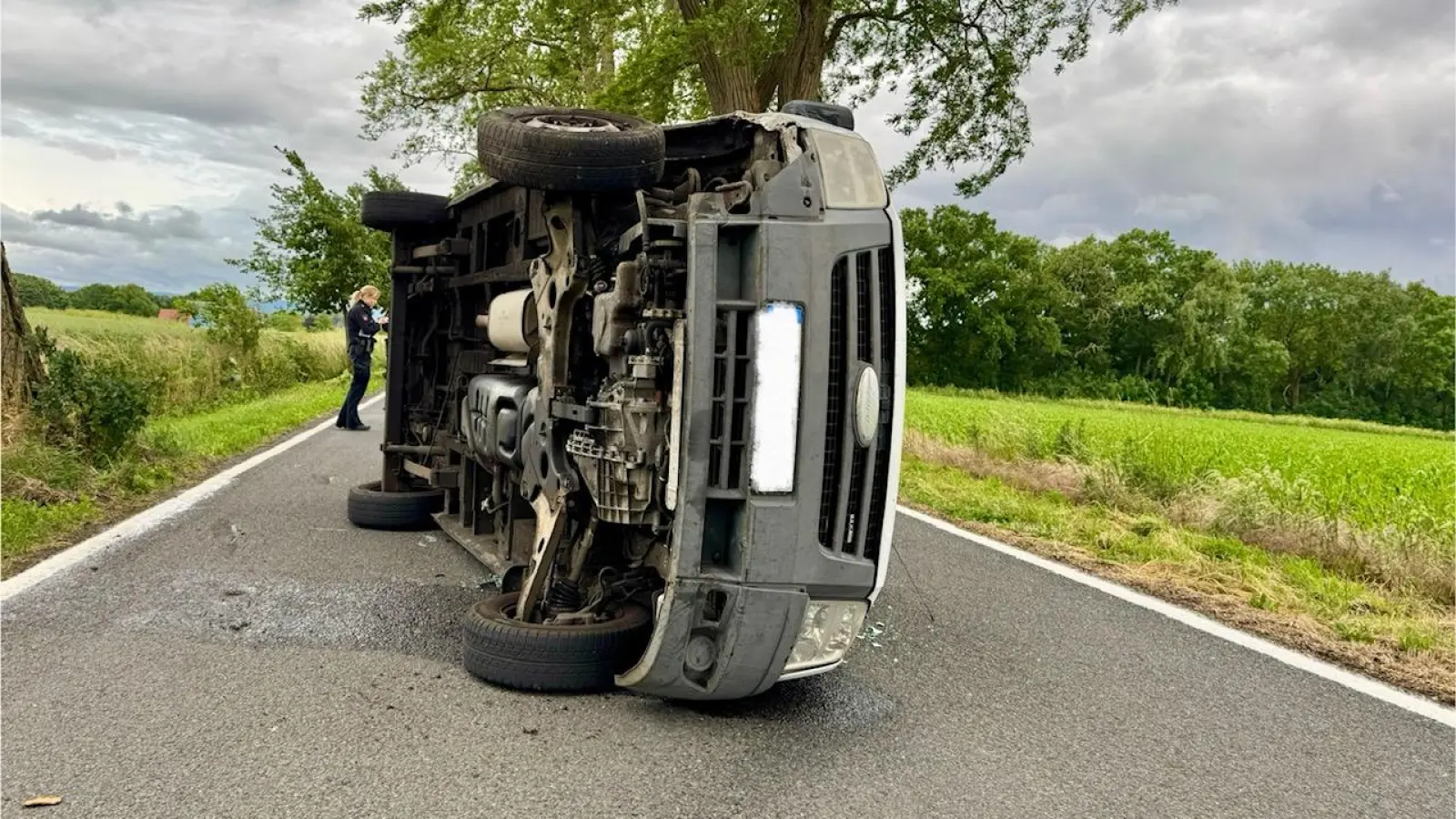Auf der Seite liegend: Das Unfallfahrzeug. (Foto: Feuerwehr)