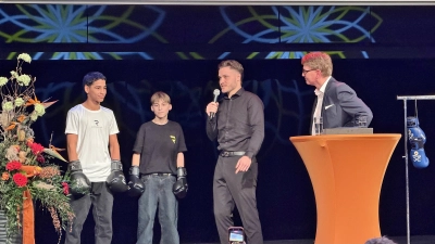 Boxer Piergiulio Ruhe stellt bei seiner Ehrung beim Neujahrsempfang zwei junge Boxtalente aus seinem Boxstall vor, Boris und Casper. (Foto: ste)