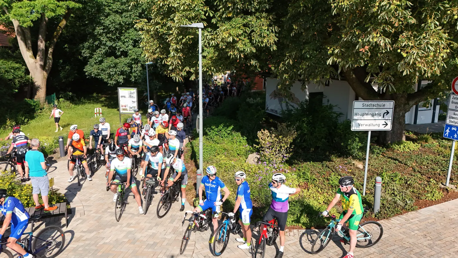 Der Startbereich: Die Teilnehmer versammeln sich am Bürgerpark neben der Stadtschule.  (Foto: privat)