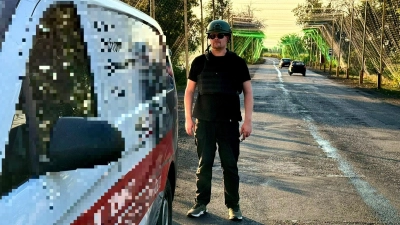 Julian Kelterborn zwischen Drohnenfangnetzen in der Ukraine, vor einem unkenntlich gemachtem Transportfahrzeug. (Foto: privat)