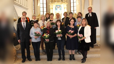 In der Liebfrauenkirche: Die mit dem goldenen Kronenkreuz ausgezeichneten Mitarbeiterinnen. (Foto: privat)