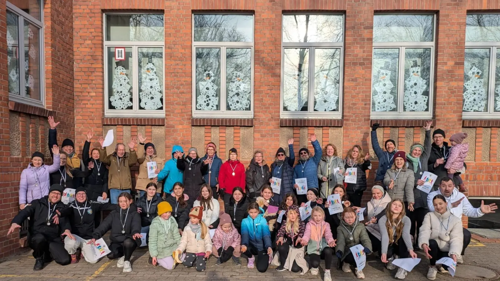 Zeigen Medaillen und Urkunden: Die Teilnehmer des Winterlaufes. (Foto: privat)