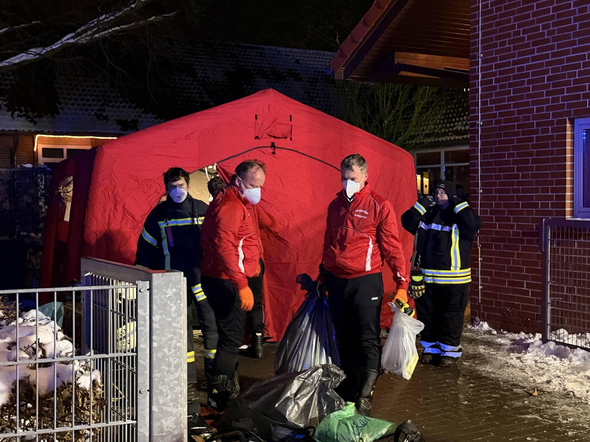 Hygienezelt: Die Einsatzkleidung wird gewechselt.  (Foto: Feuerwehr)