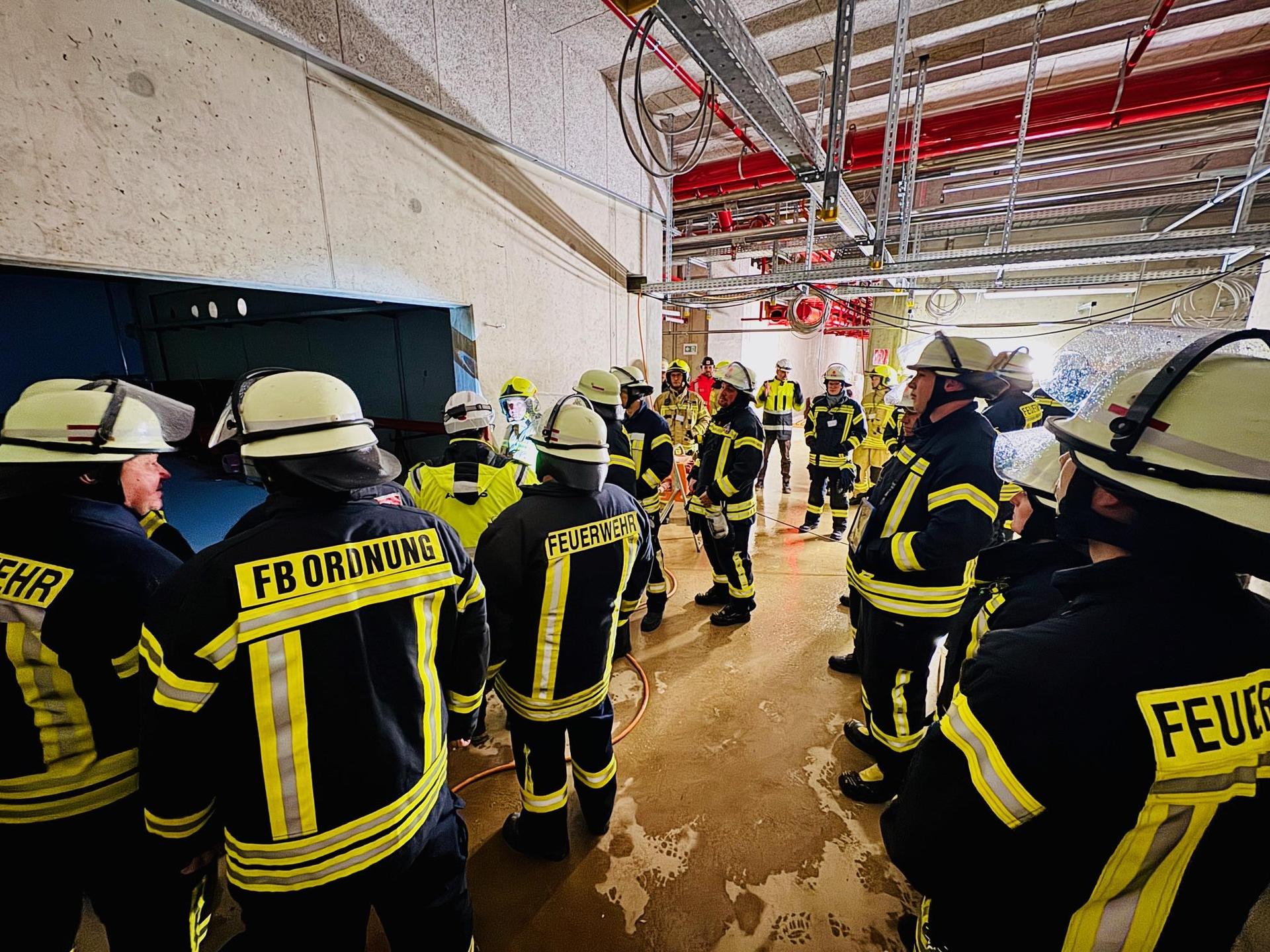 Auf der Airbus-Baustelle: Einsatzkräfte der Feuerwehr. (Foto: Feuerwehr)