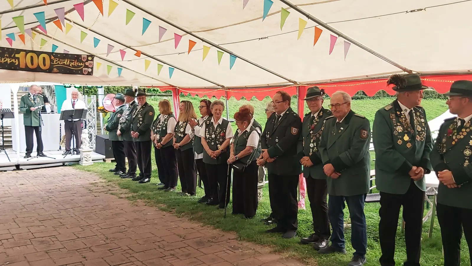Antreten der Schützen zum Auftakt der Jubiläumsfeier. (Foto: gk)