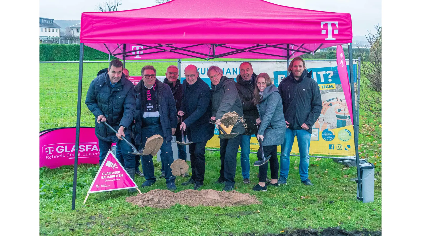 Am Spaten (von links), Lindhorsts Gemeindedirektor Jens Schwedhelm, Landrat Jörg Farr, Breitbandbeauftragter des Landkreis Dieter Brenneke und Annkathrin Martin von atene Kom (Foto: wk)