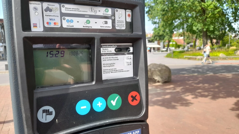 Zeigt die neuen Gebühren: Parkscheinautomat an den Strandterrassen. (Foto: wb)