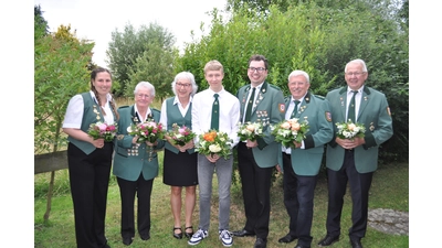 Glückliche Gewinnerinnen und Gewinner der Schießwettbewerbe in Horsten. (Foto: privat)