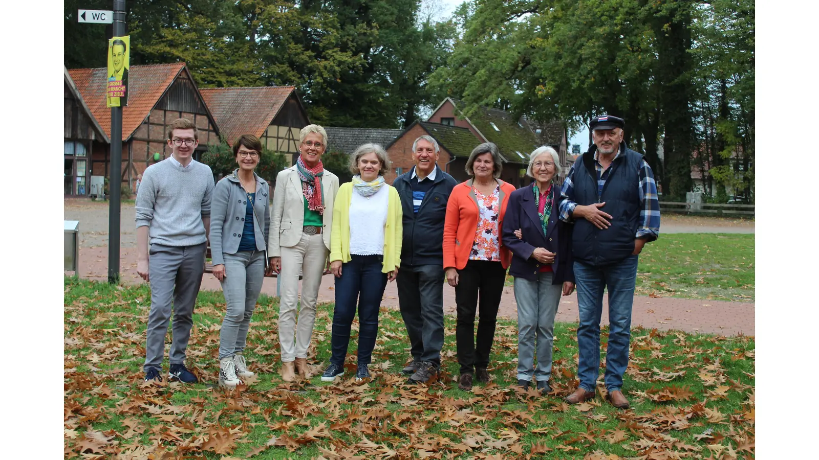 Marvin Harste (v.li.), Stefanie Pohler von der SMT mit dem Gästefüherinnen und Gästeführer Brita Menßen, Verena Walter-Bockhorn, Udo Siedler, Roswitha Kranz, Anke Witte, Dieter Bruns (ist zwischenzeitlich ausgeschieden). Es fehlen: Dori Bredthauer und Magdalena Fuhrmann.