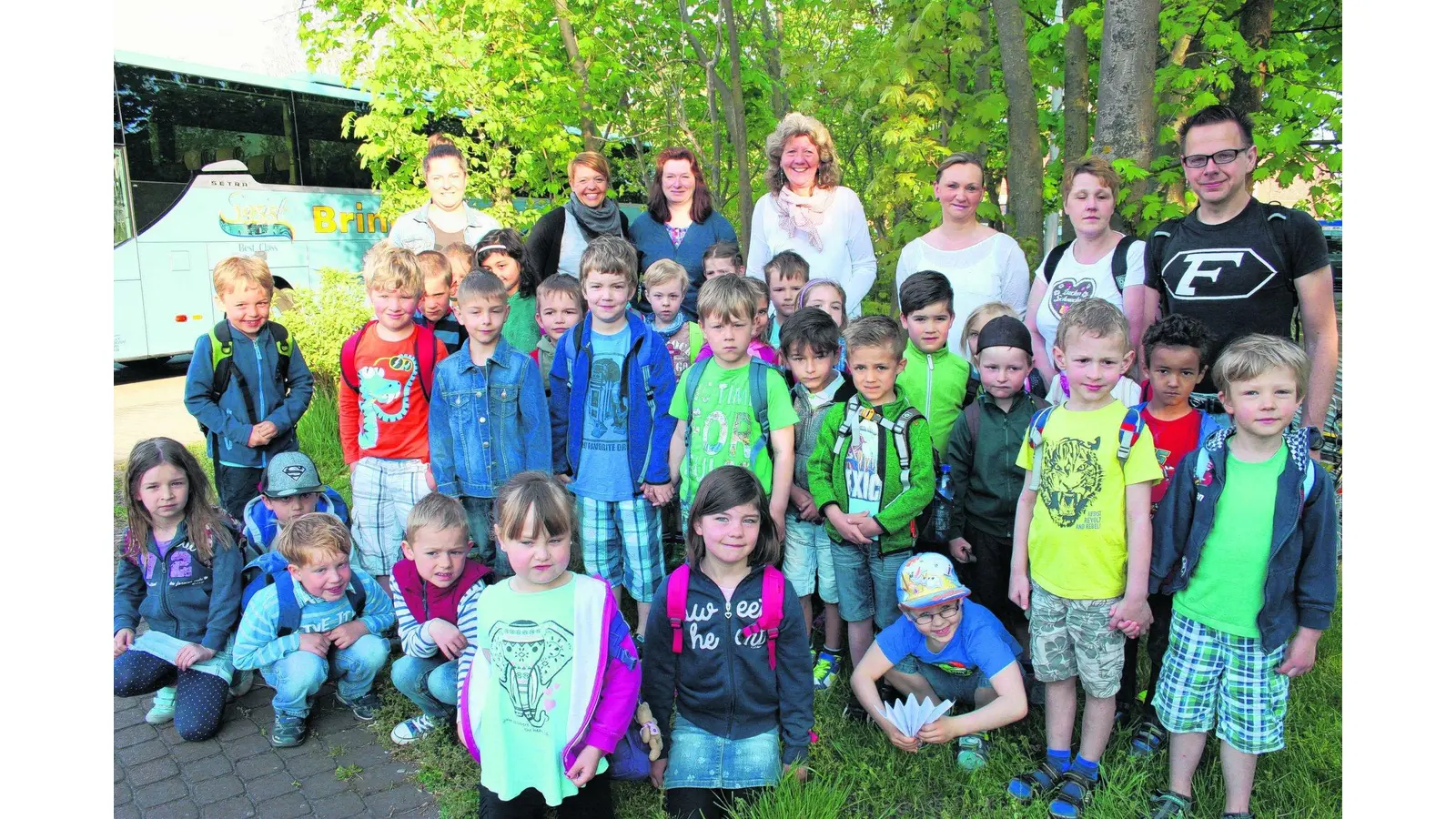 Kinder trauen sich aufs Nagelbrett (Foto: gi)