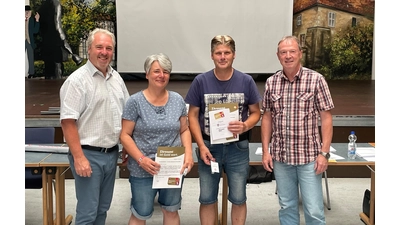 Bürgermeister Wilfried Mundt (rechts) ehrt Andreas und Anja Falius mit der niedersächsischen Ehrenamtskarte; Gemeindedirektor Dr. Thomas Wolf (links) bedankt sich ebenfalls (Foto: Samtgemeinde Rodenberg). (Foto: privat)