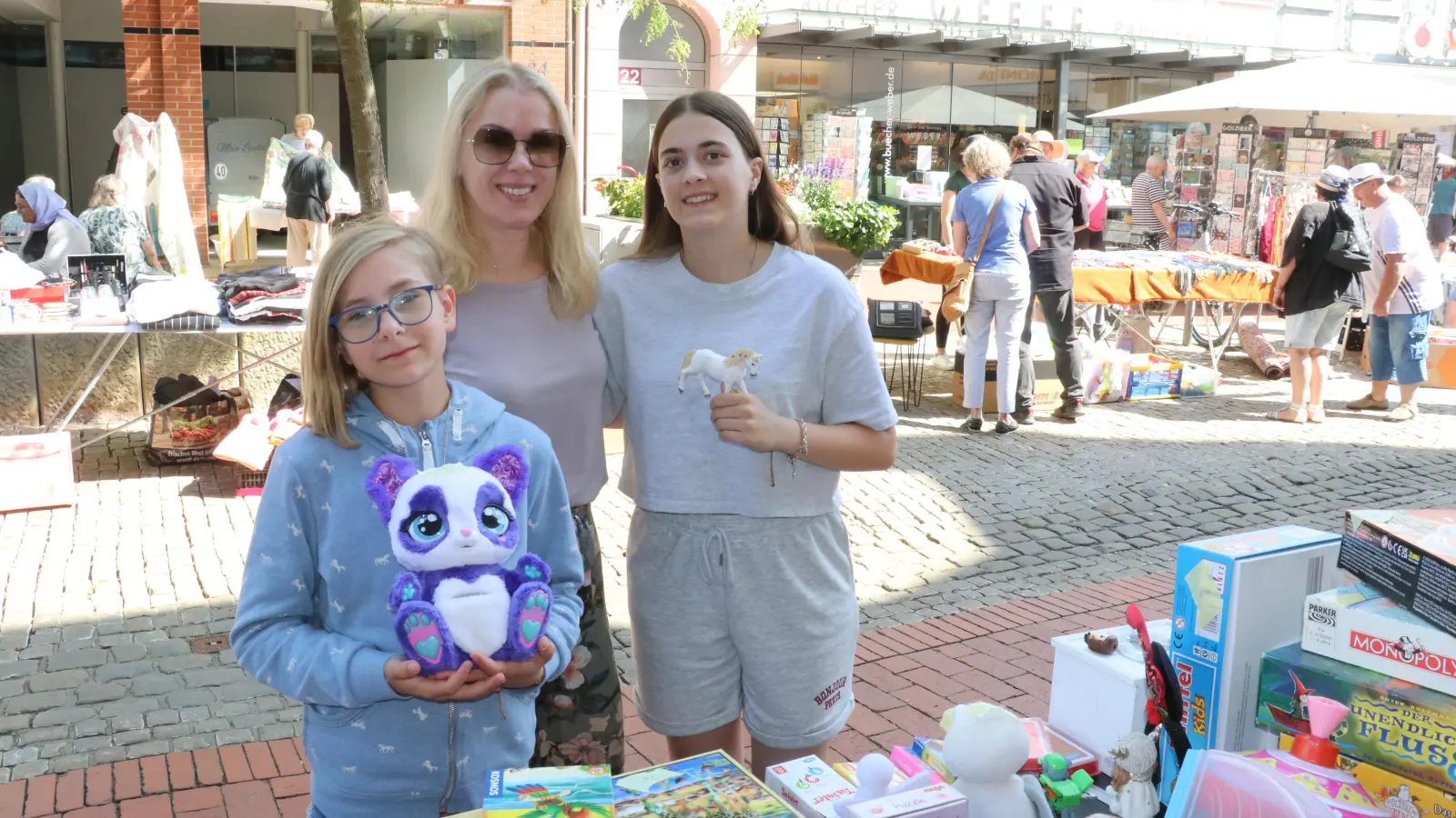An ihrem Stand in der Fußgängerzone: Nahla, Kerstin Nacke und Nichte Lisa. (Foto: gi)
