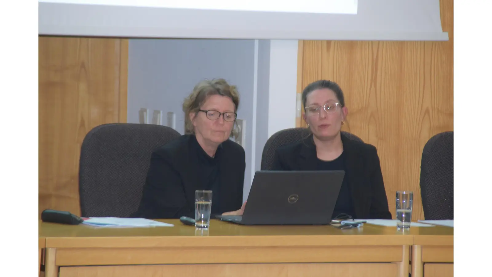 Dr. Anke Schröder (li.) und Anke Schlüter von KURBAS stellen die Studie vor.  (Foto: ab)