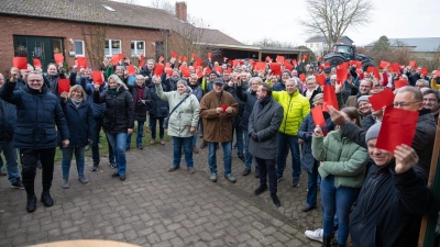 Sichtbares Zeichen: Die Teilnehmer der Veranstaltung mit roten Karten. (Foto: privat)