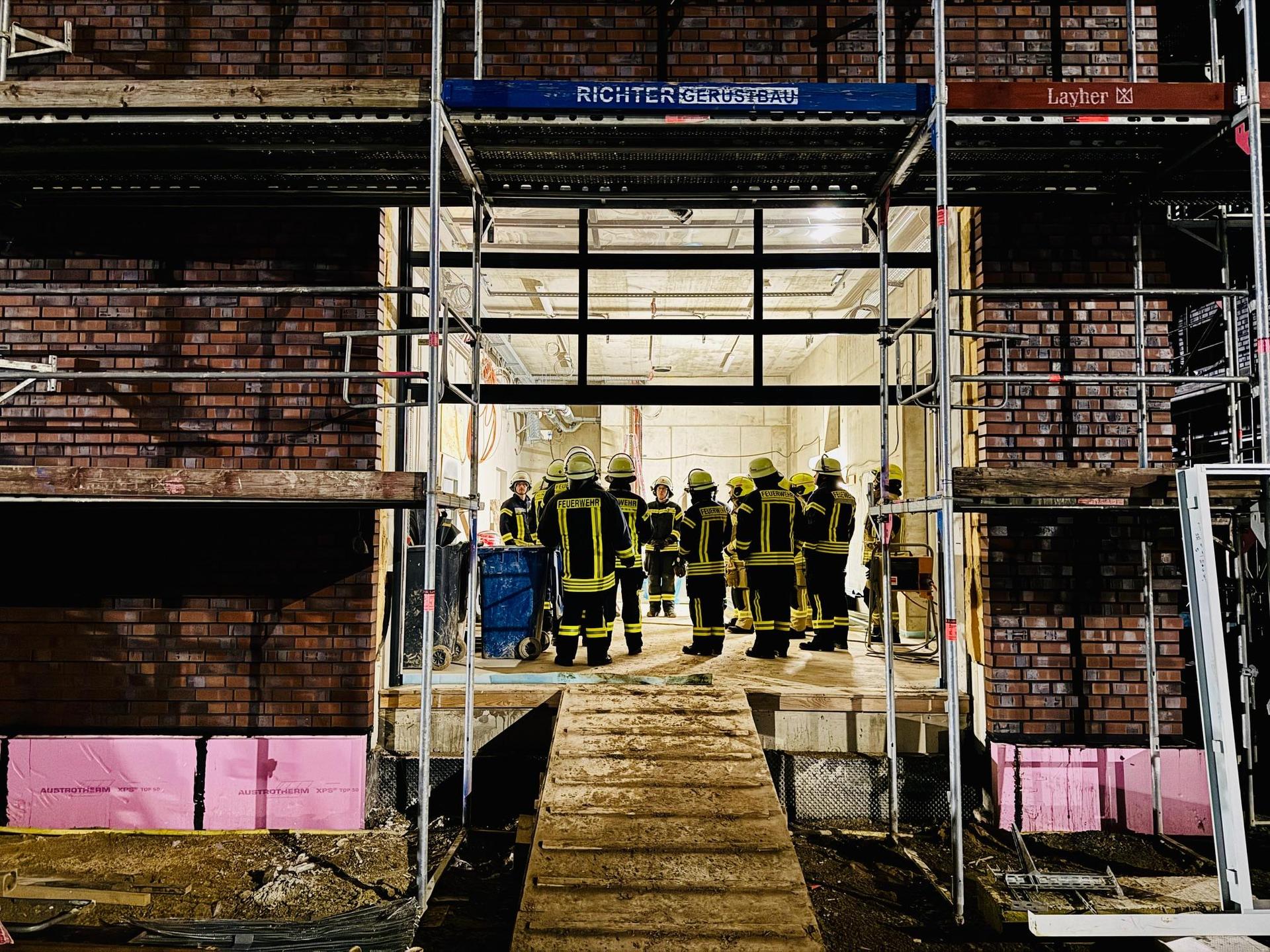 Auf der Airbus-Baustelle: Einsatzkräfte der Feuerwehr. (Foto: Feuerwehr)