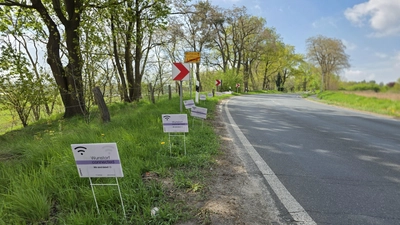Glasfaserausbau: Schilder werben am Straßenrand. (Foto: tau)