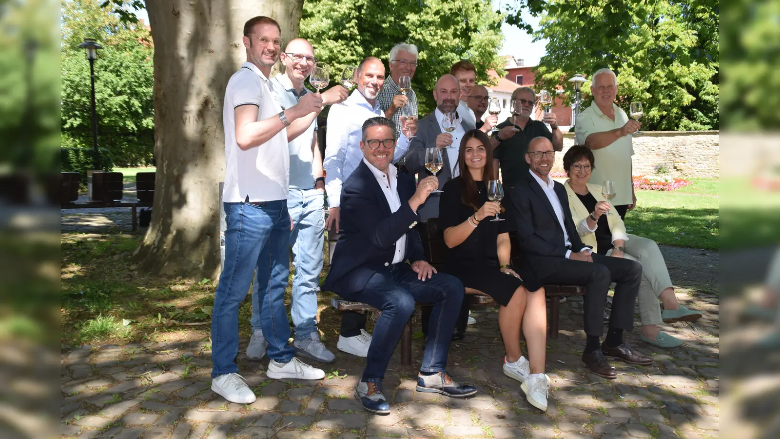 Juliane Djouimai (vorne rechts) und Christoph Jäger (vorne links) freuen sich mit den Ausstellern und Hauptsponsoren auf das Weinfest. (Foto: ab)