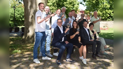 Juliane Djouimai (vorne rechts) und Christoph Jäger (vorne links) freuen sich mit den Ausstellern und Hauptsponsoren auf das Weinfest. (Foto: ab)