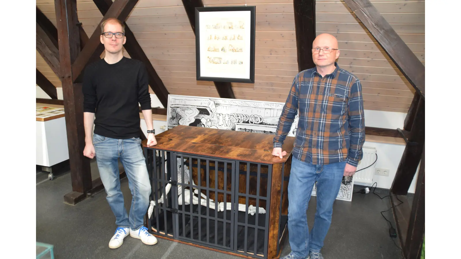 Julian Auringer (li) und Tobias Deterding vor dem „Käfig von Hänsel und Gretel”. (Foto: ab)