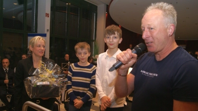 Stefanie Schramm und Jürgen Henze überreichen den Courage-Preis 2024 an die Preisträger und Geschwister Tom Eric und Paul Henri Schwarz. (Foto: gk)