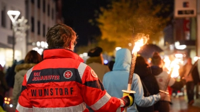 Durch die Innenstadt: Der Laternenumzug der Johanniter-Jugend. (Foto: Lucas Ulrich)