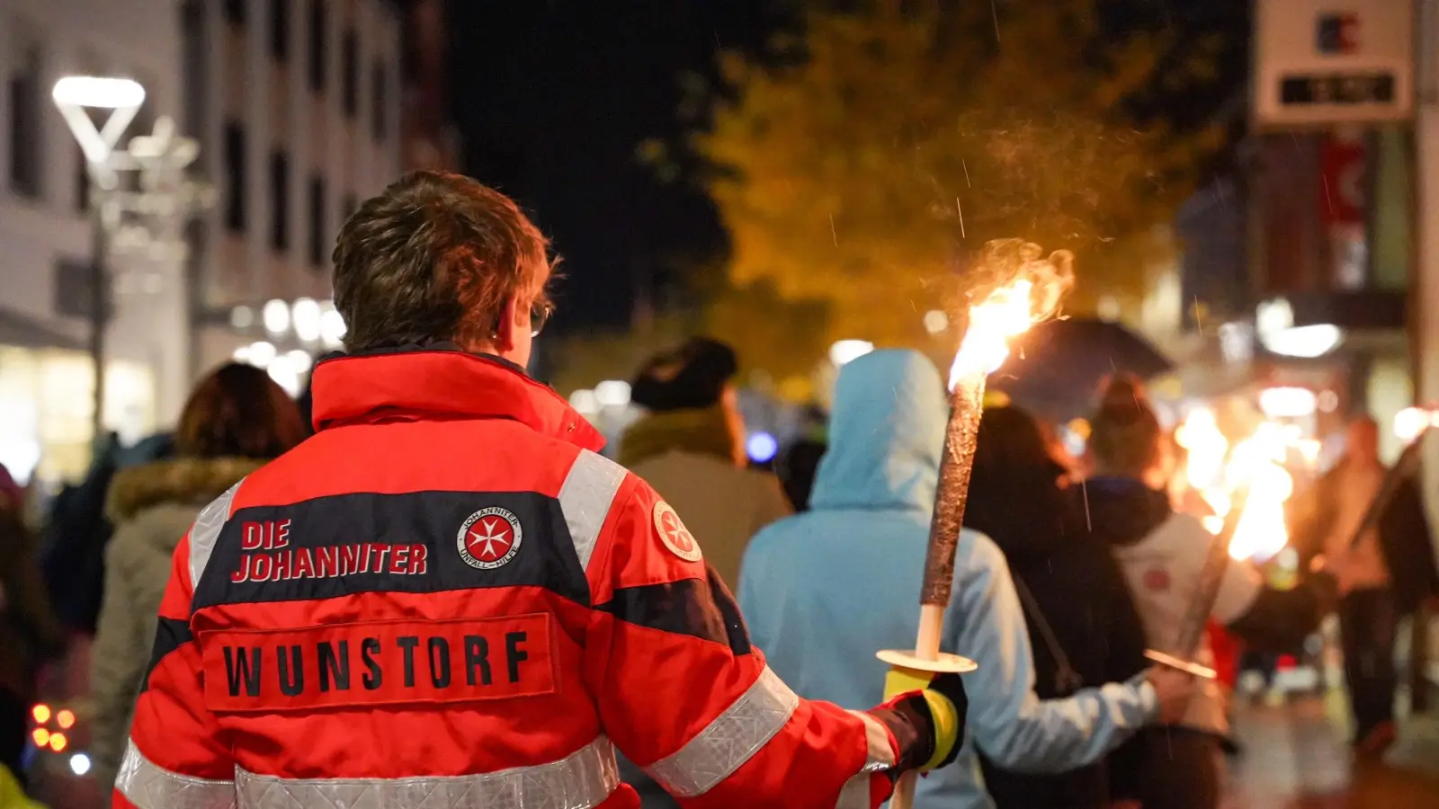 Durch die Innenstadt: Der Laternenumzug der Johanniter-Jugend. (Foto: Lucas Ulrich)