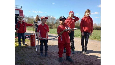 Wer gut zielt gewinnt - Mit der Kübelspritze ein Modellfeuerwehrauto zum Einsatzort befördern. (Foto: privat)