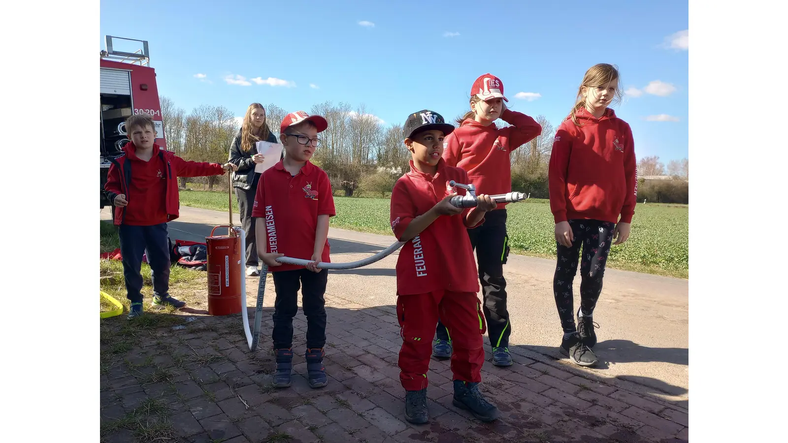 Wer gut zielt gewinnt - Mit der Kübelspritze ein Modellfeuerwehrauto zum Einsatzort befördern. (Foto: privat)