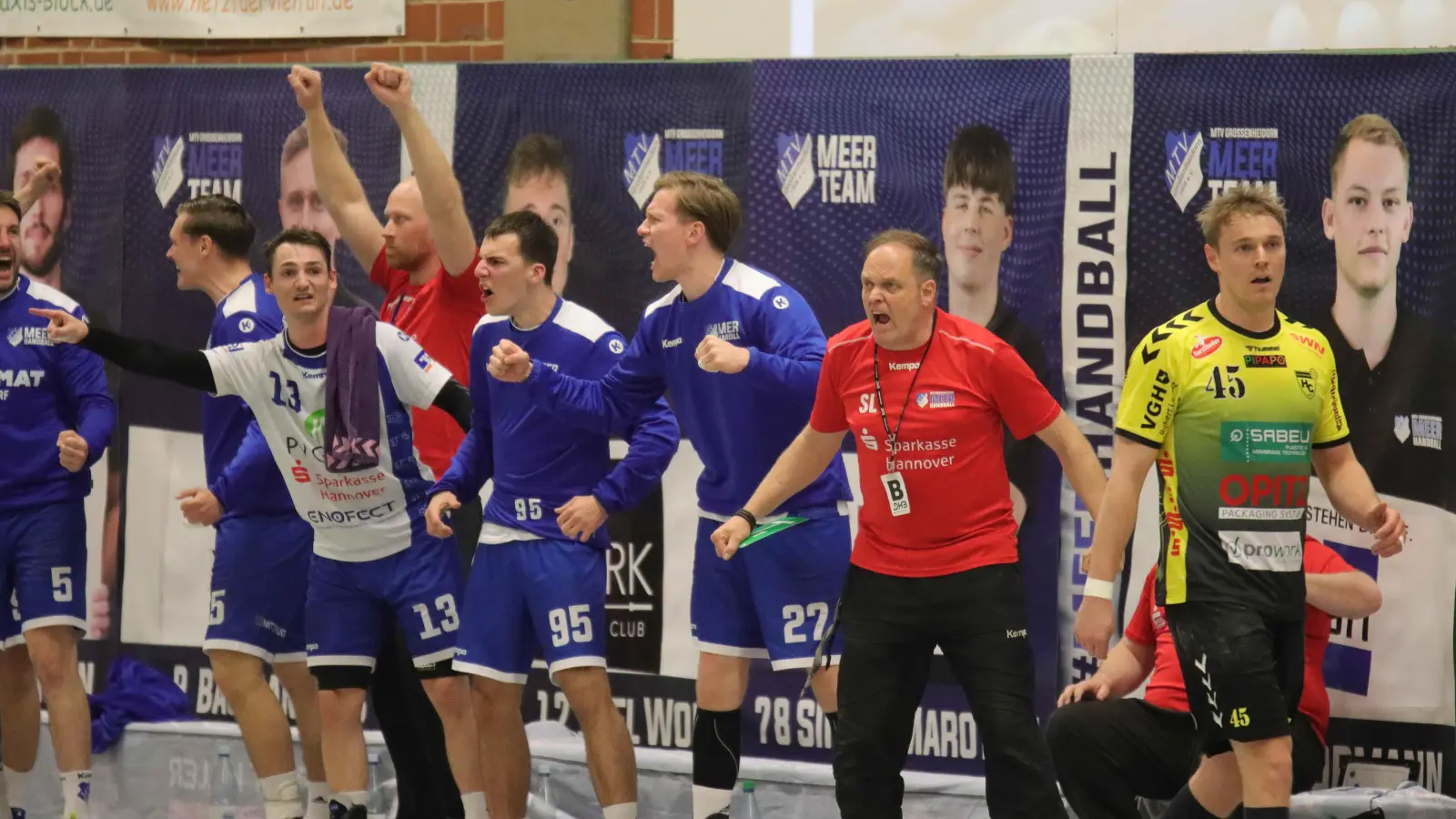 Wollen wieder jubeln: Die Spieler und Trainer Stephan Lux. (Foto: tau)