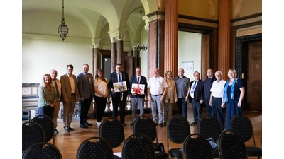 Die Familie Blindow, die Hochschul- und Schulleitung sowie Kolleginnen und Kollegen beglückwünschen Prof. Dr. Uwe Völkening zu seiner Verabschiedung – und zugleich Prof. Dr. Stephan Convent für die Nachfolge als Prüfungsamtsleiter der DIPLOMA Hochschule. Von links nach rechts: Prof. Dr. Sabine Skalla, Prof. Dr. Michael Namokel, Prof. Dr. Andreas Blindow, Prof. Dr. Dietmar Nolting, Prof. Dr. Michaela Zilling, Prof. Dr. Stephan Convent, Prof. Dr. Uwe Völkening, Bernd und Ingrid Blindow, Michael Blindow, Prof. Dr. Hans Hübner, Frank Malisius, Dr. Hans-Joachim Gauglitz, Sandra Gimmel. (Foto: privat)