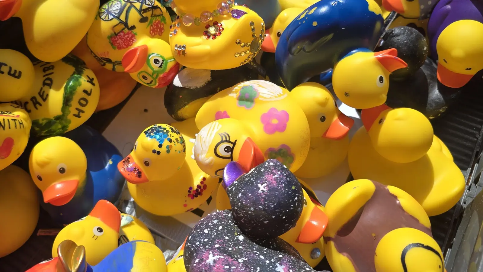 Vielfältig: Kreativ gestaltete Enten können direkt am Stand abgegeben werden. (Foto: privat)