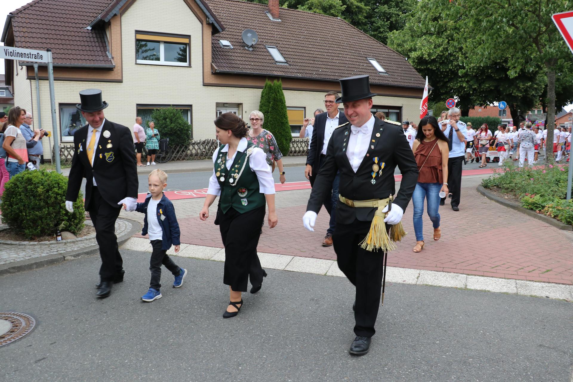 An der Spitze des Umzuges (v.li.): Der stellvertretende Bürgermeister Martin Pavel mit Sohn Hugo, Schützenvereins-Vorsitzende Jessica Thisius und Kommandeur des städtischen Schützenfestes, Leon Troschke. (Foto: gi)