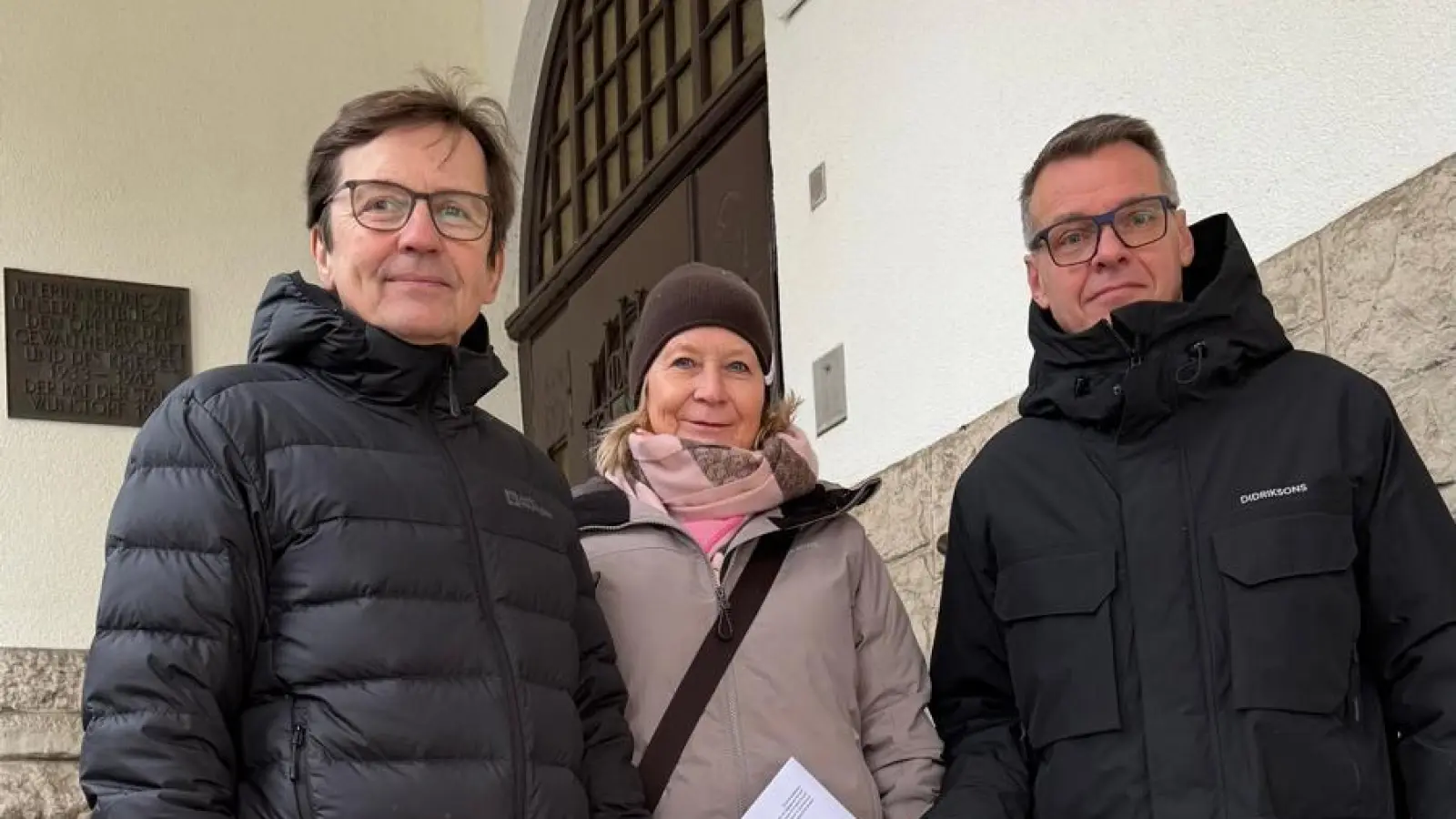 Auf der Rathaustreppe (v.li.): Philipp Ruppert, Susanne Hartung und Heiko Neubert. (Foto: privat)