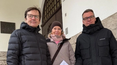 Auf der Rathaustreppe (v.li.): Philipp Ruppert, Susanne Hartung und Heiko Neubert. (Foto: privat)