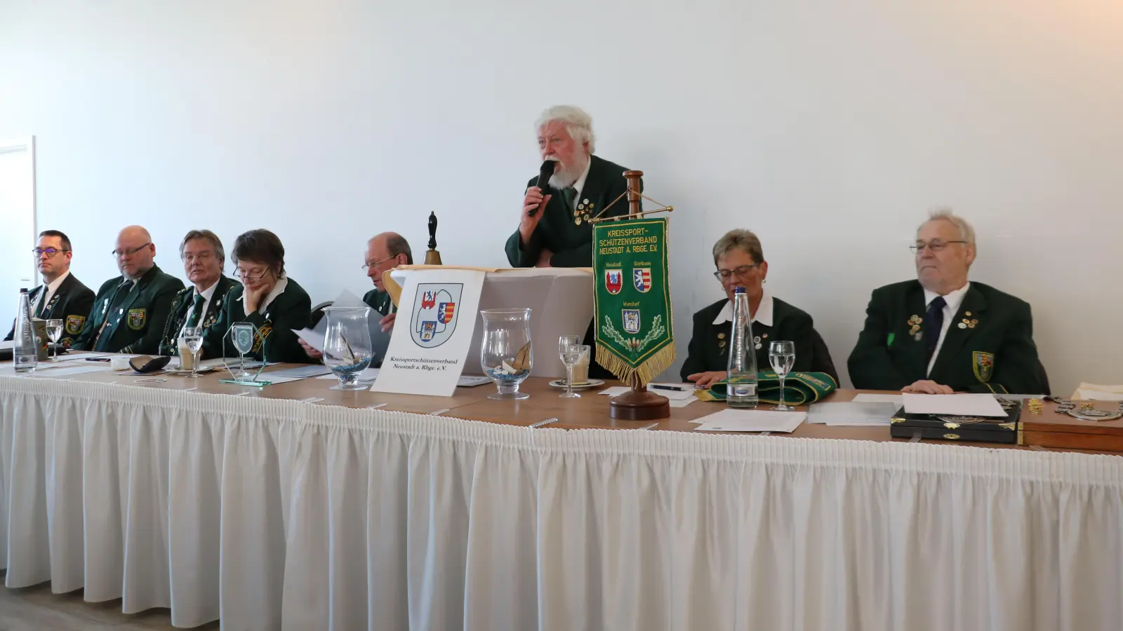 Am Mikrofon: Grußworte von Landessportleiter Reinhard Zimmer auf dem Kreisschützentag.  (Foto: gi)