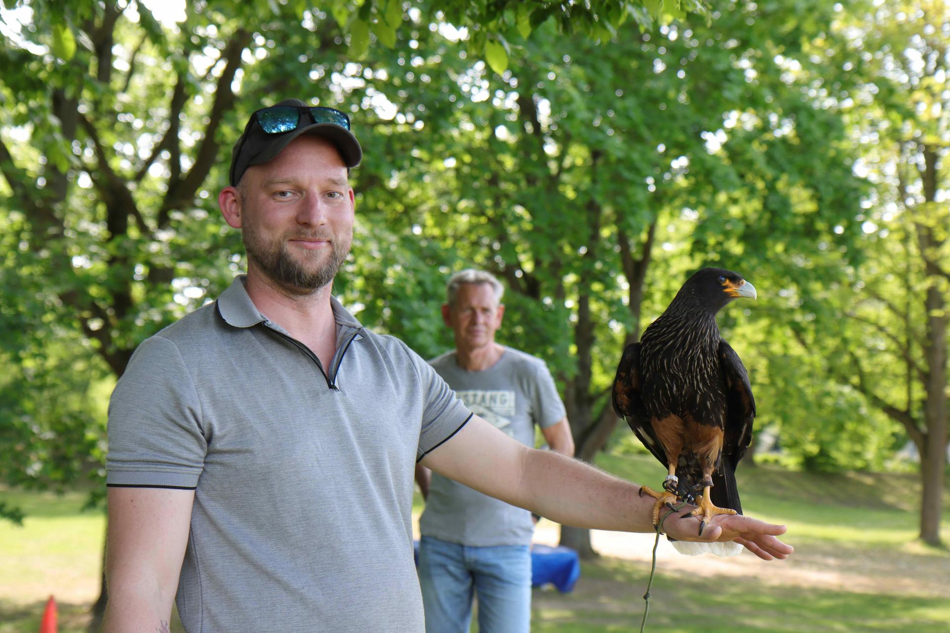 Hat den Greifvogel Carlos auf dem Arm: Artem Koltsov vom Unternehmen SkySailors. (Foto: tau)