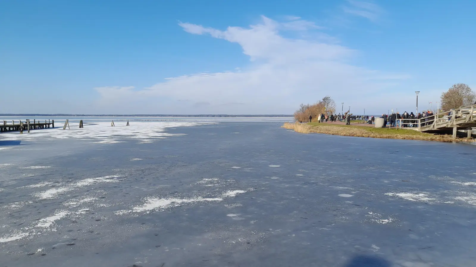 Wintereinbruch lockte ans Steinhuder Meer. Spaziergänger an der Steinhuder Promenade. (Foto: wb)