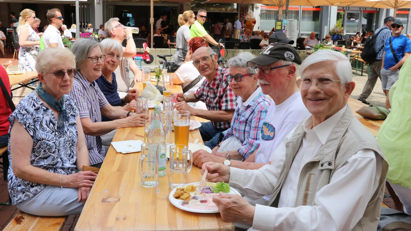 Gesellige Runde mit Wunstorfer Matjes-Stammgästen.  (Foto: gi)