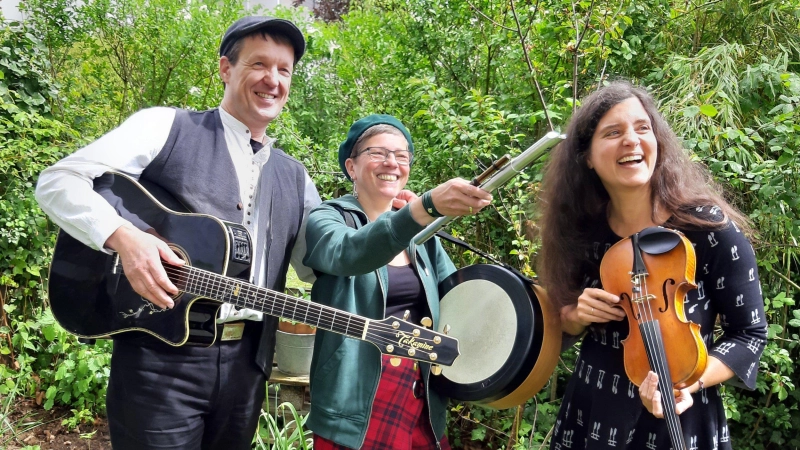 Sie lieben Irland und die irische Musik (v.li.): Jens und Susi Schumann sowie Yasmin Schöb. (Foto: privat)