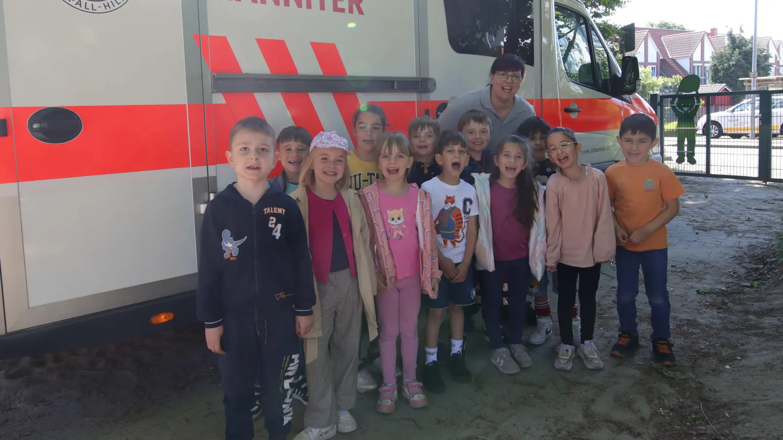 Vor dem Krankenwagen der Johanniter: Vanessa Mandel mit den Vorschulkindern der AWO-Kita Am Kalkofen. (Foto: tau)