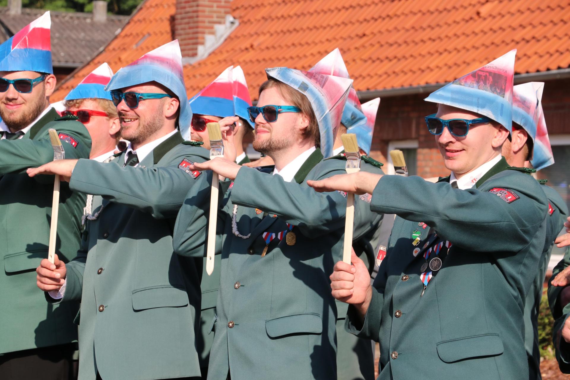 Etwas anders: Antreten mit Pinsel statt Gewehr. (Foto: gi)