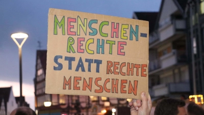 An einer Demonstration im Februar haben viele Menschen mit klaren Botschaften teilgenommen.  (Foto: gi)