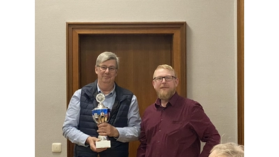 Grünkohlkönig: Gerd Wilharm mit Rottleiter Daniel Tänzer. (Foto: privat)