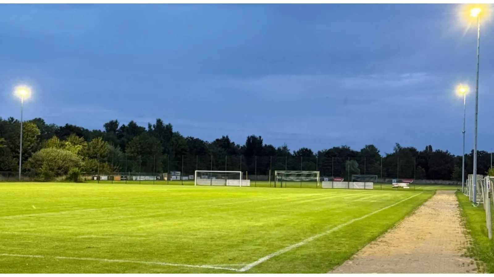 Modernisiert: Die Flutlichtanlage im Kanalstadion. (Foto: privat)